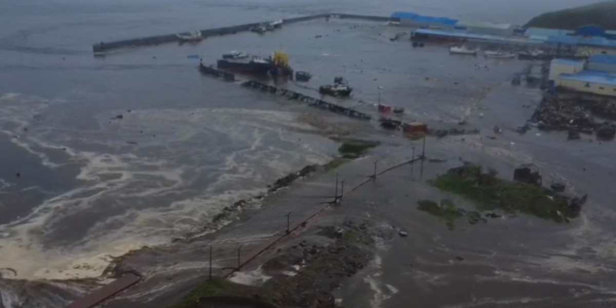 Мощное землетрясение магнитудой 7,2 потрясло акваторию Камчатки: угроза цунами миновала Мощное землетрясение магнитудой 7,2 потрясло акваторию Камчатки: угроза цунами миновала