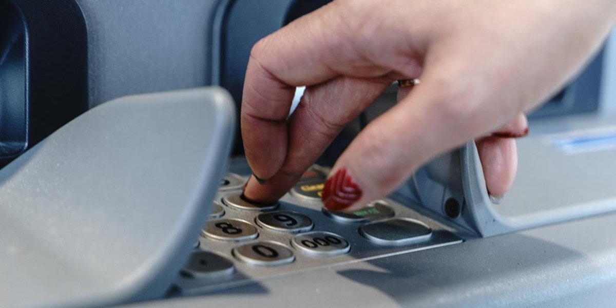 Клиенты Сбербанка в шоке: почему банк массово урезает кредитные лимиты на картах Клиенты Сбербанка в шоке: почему банк массово урезает кредитные лимиты на картах