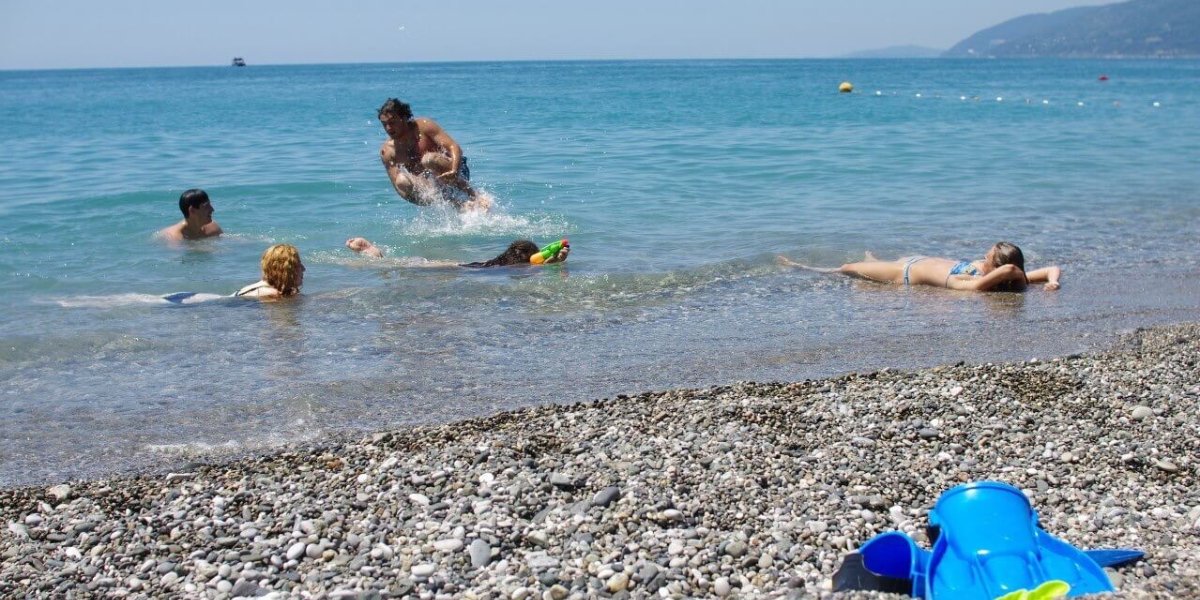 «Змеи, грязь и злые люди»: шокирующая правда об отдыхе в Абхазии «Змеи, грязь и злые люди»: шокирующая правда об отдыхе в Абхазии