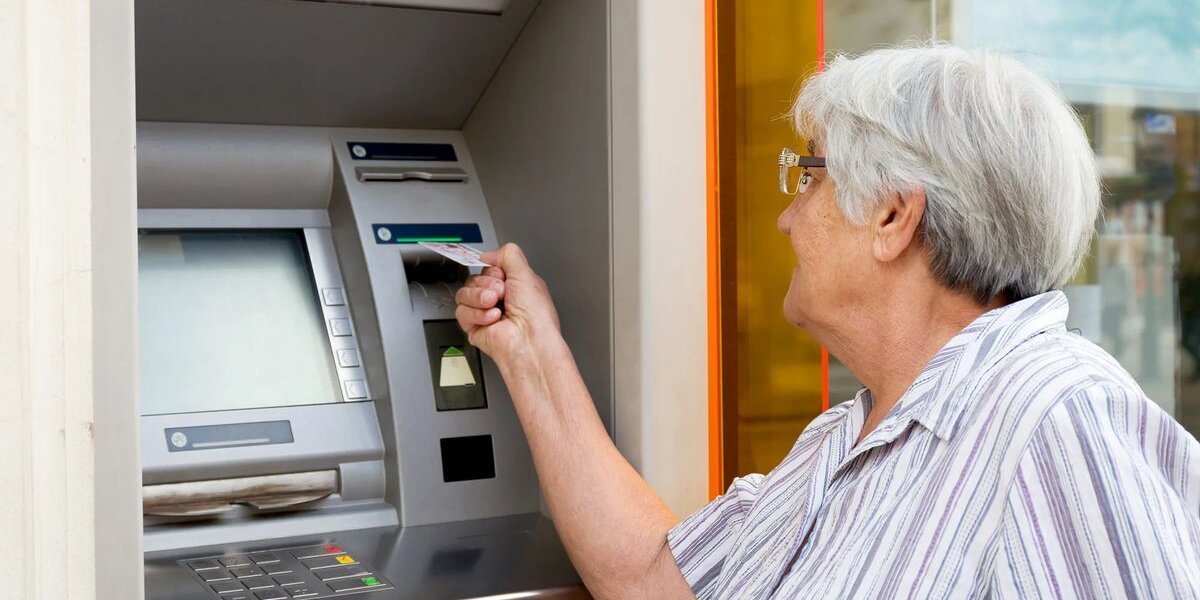 Пенсионерам могут заблокировать карту: почему снять деньги в банкомате стало сложнее Пенсионерам могут заблокировать карту: почему снять деньги в банкомате стало сложнее